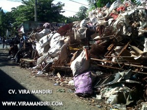 Pengusaha-Barang-Rongsokan-AMbil-Badan-Jalan